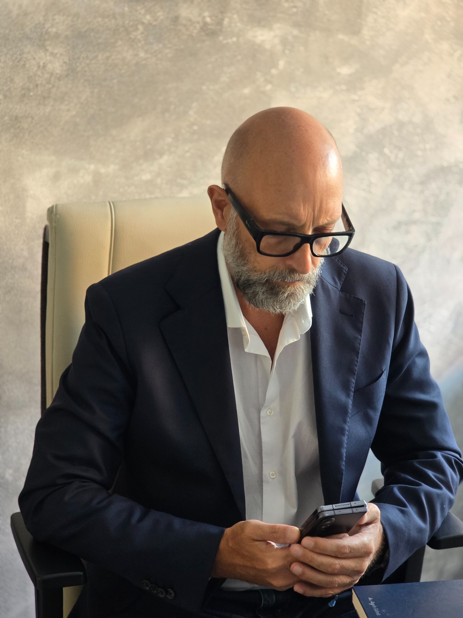 L’Avv. Angelo Galanti nel suo studio